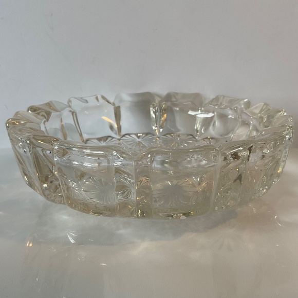 Vintage Heavy Glass Ashtray or Bowl with Candle - Starburst Daisy Pattern - Picture 5 of 14